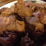 宇ち多゛ - 煮込み ホネ。お箸争奪戦です。手でつかんでバリバリ食べます