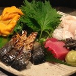 とち屋 - この日の刺し盛り：ホヤ、炙り〆サバ、ヒラメ、鮪