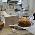 喫茶tton - いつもケーキドームの中のおやつに魅了されます。so cuteだから。ケーキドームのコロンなお姿、可愛い