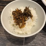 ぶち屋 - ランチは半ライスサービス（高菜を乗せて）