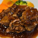 キッチン ブルー グローブ - 正面から、ドライいちじくが見える、バルサミコソースもタップリ！