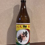 小鈴 - 情け嶋(なさけしま） 【八丈焼酎】【麦焼酎】

地元八丈島の島焼酎として、飲みやすさと地元民に愛される麦焼酎がこの情け嶋（なさけしま）です。
島民には「白瓶」として八丈島の飲食店や自宅に並ぶ人気の麦焼酎です。