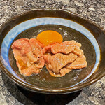 にくがとう - まずは肩ロースとソトモモを、卵を溶かずにそのままいただきます