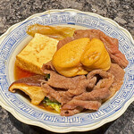 にくがとう - 続いて２枚目の肩ロースとソトモモ、トラフグの白子、椎茸、豆腐、ネギなどをいただきます