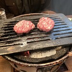 炭火燒肉 Fukuwarai -   お昼の肉メンバー
                          炭火で食べる国産牛100%
                          粗挽き赤身ハンバーグ
                          つけダレ3選
                          トリュフ卵黄 塩漬け生胡椒 青唐辛子だれ
                          ご飯スープ小鉢おかわり無料