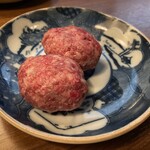 炭火燒肉 Fukuwarai -   お昼の肉メンバー
                          炭火で食べる国産牛100%
                          粗挽き赤身ハンバーグ
                          つけダレ3選
                          トリュフ卵黄 塩漬け生胡椒 青唐辛子だれ
                          ご飯スープ小鉢おかわり無料