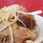 ラーメン二郎 - 豚の厚み