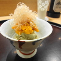 日本料理 太月 - やっと火が通った感じの焼きナスに、鮮度抜群の海胆＋花かつお。　おだしも優しいお味です。