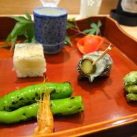 日本料理 太月 - 八寸　①鮎のうるか　②鼈甲たまご　③姫サザエ　④枝豆のかき揚げ　⑤伏見とうがらし　⑥川エビの南蛮　⑦カマスの小袖寿司　　ちょっとスカっとしたディスプレイですね