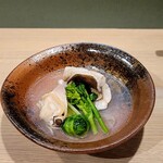 旬と久 - めばるとはまぐり、菜花と芽キャベツ。
      この汁もじんわりと来て、酒が進む。