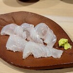 旬と久 - 平目。鮮度もよく、魚自体の質が素晴らしい。
      くにゅくにゅとした歯ごたえが好みなのでバッチリでした。
      個人的には熟成魚は好きではありません。
      わさびも鮮烈。立派な真妻でした。