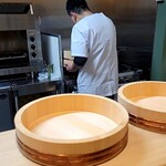 旬と久 - 甘鯛のご飯を調理中。2釜に分けて炊く。
      この姿勢がよい。