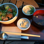 神楽坂 茶寮 - から揚げとアボカド丼のセットです。