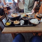 よしの - 料理写真:●特製煮込みうどん　1,000円

●定食に変更　＋250円

合計1,250円を注文してみた

◯特製味噌煮込みうどん
土鍋でグラグラと煮立った状態で提供され
赤味噌の焦げた香りが漂ってきた