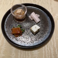 中国料理 龍鳳(ホテルアゴーラリージェンシー大阪堺) - 冷菜四種盛り合わせは、クリームチーズの紹興酒漬けや、マグロのピリ辛漬けなど、どれもしっかりとした旨みです♪