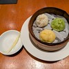 紅虎餃子房 - Pic,3のようにメニューには、3色小籠包￥660としか書かれていないが、まずは皮が白は小麦粉のベーシック、緑はほうれん草を練り込んだ皮、黄色はカボチャを練り込んで作って有ります。