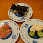 無添くら寿司 - ねぎまぐろにぎり(税込)115円、海鮮細巻き(税込)115円、えびマヨ軍艦(税抜)115円 (2025.02.06)