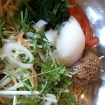 ガスト - 「温泉卵とシャキシャキ野菜の冷やしタンタン麺」（699円、846kcal）