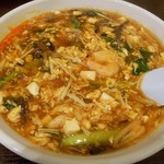 ②酸辣湯麺。（酢の入った辛いラーメン）
          酸味の効いた辛いあんかけが、もちもちとした中太の麺に絡まる。具材はエビと豆腐とエノキと細切りのチンゲン菜、タケノコ、キクラゲ。元気になりそうな逸品。