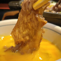 荒井屋 万國橋店 - 霜降りの柔らかな牛肉を濃厚なたれと生卵で