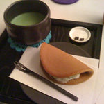 黒船 自由が丘本店 - 抹茶生どらやきとお抹茶のセット882円