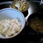 横浜うかい亭 - ガーリックライスと漬物、じゅん菜の赤出汁。