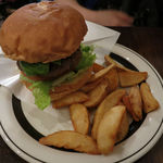 CENTER4 HAMBURGERS - アボカドバーガーとフレンチフライ