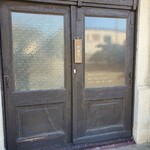 蕎麦切り ヤルダ - 入口の引戸