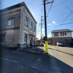 蕎麦切り ヤルダ - 外観
      建物の向こう側には4台分の駐車場