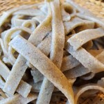 蕎麦切り ヤルダ - 玄蕎麦up
      アルデンテのフィットチーネみたいな食感で噛む度に口の中はには蕎麦の味と香りが充満する