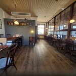 蕎麦切り ヤルダ - 郵便局の局員よろしく窓口に向かって座るカウンター席あり