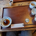 蕎麦切り ヤルダ - 右の上から蕎麦茶、粗挽き蕎麦用の塩水、辛汁と山葵、天汁
      上に見えるのは最後の蕎麦湯割りで足りない時の為に追加の辛汁まで