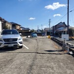 蕎麦切り ヤルダ - 店舗脇の駐車場