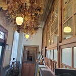 蕎麦切り ヤルダ - 郵便局の窓口をそのまま利用した待合室