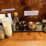横浜家系ラーメン 三郷家 - 卓上アイテムも業界トップクラスの充実度。
