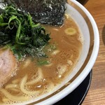 横浜家系ラーメン 三郷家 - コクがあり醤油も効いたスープ。