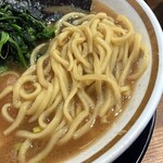 横浜家系ラーメン 三郷家 - 大橋製麺多摩の中太麺。
