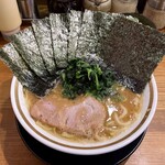 横浜家系ラーメン 三郷家 - ラーメン900円麺硬め。海苔増し100円。