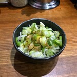 横浜家系ラーメン 三郷家 - 薬味ネギ（別皿）100円。