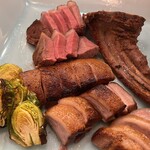 旬菜魚 藍 - 丹波の山奥で木の実を食べている自生の猪のスペアリブは、脂がめちゃ甘いよ！！