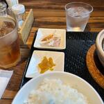 中華川菜 蓮華 - ランチには鯛の中華風刺身と香の物も付いて来ました。