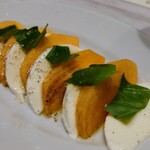 コロッセオ バル - 令和6年12月 土日祝営業時間(11:00〜23:00)
白糠酪恵舎のモッツァレラと季節のフルーツ 税込990円