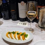 コロッセオ バル - 令和6年12月 土日祝営業時間(11:00〜23:00)
白糠酪恵舎のモッツァレラと季節のフルーツ 税込990円