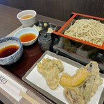 鵠沼海岸 蕎麦兄 - かき天せいろ（冷、1,900円）。