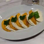 コロッセオ バル - 令和6年12月 土日祝営業時間(11:00〜23:00)
白糠酪恵舎のモッツァレラと季節のフルーツ 税込990円