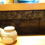 天寿し - カウンターに手洗い用の水が流れています。