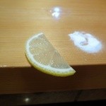 天寿し - 指先の匂いとり用のレモン