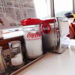 ヴィンテージ - 店内には「コカ・コーラ」のロゴがいっぱいです
