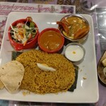 マハトマ - プラウン(海老)マサラカレー(右上のカップ)は風味豊かでコクのある味。