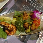 マハトマ - サイド皿の具材を適当にカットしてビリヤニに混ぜ入れます。